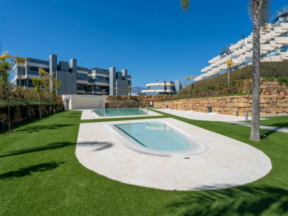 FOR SALE 🏡 Modern Sea-View Penthouse with Private Solarium & Resort Amenities – Selwo, Estepona