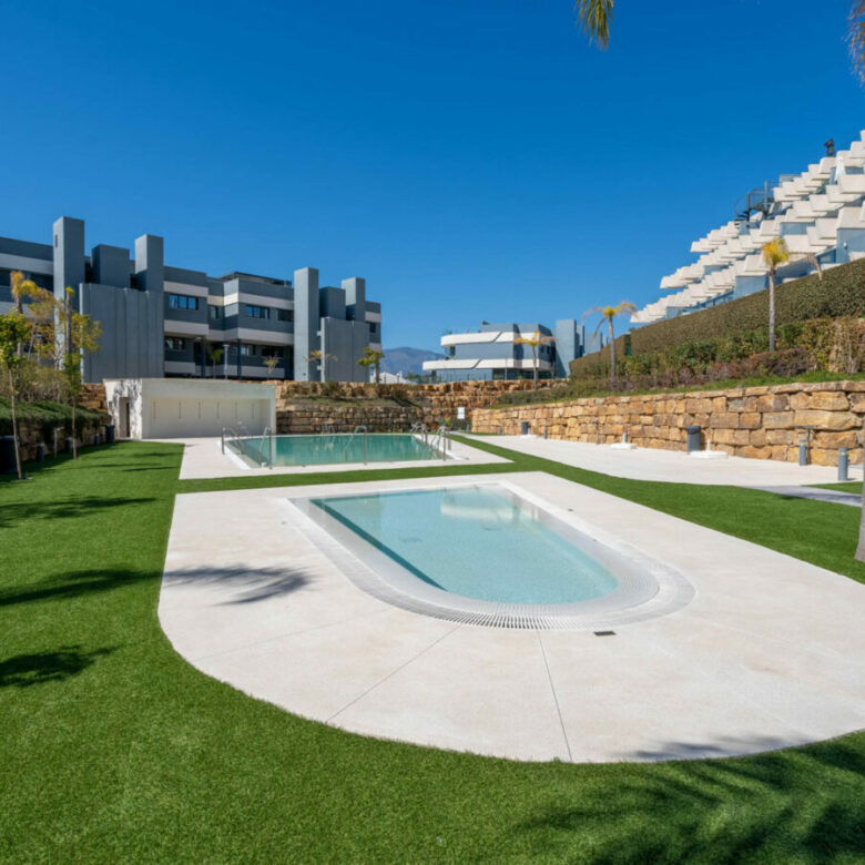 FOR SALE 🏡 Modern Sea-View Penthouse with Private Solarium & Resort Amenities – Selwo, Estepona