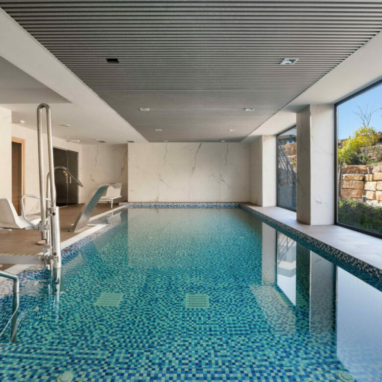 FOR SALE 🏡 Modern Sea-View Penthouse with Private Solarium & Resort Amenities – Selwo, Estepona