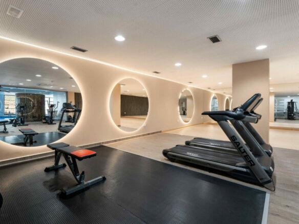 FOR SALE 🏡 Modern Sea-View Penthouse with Private Solarium & Resort Amenities – Selwo, Estepona