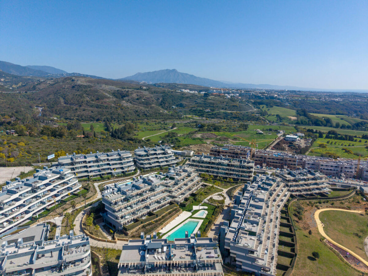 FOR SALE 🏡 Modern Sea-View Penthouse with Private Solarium & Resort Amenities – Selwo, Estepona