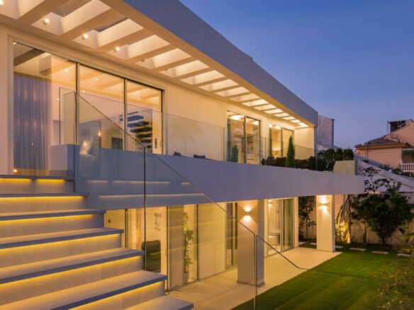 FOR SALE 🏡 Frontline Beach Villa with Panoramic Sea Views – La Cala de Mijas, Mijas