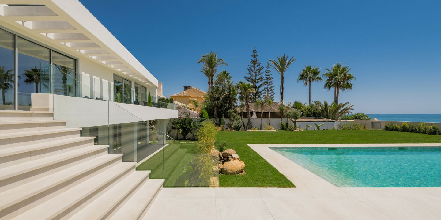 FOR SALE 🏡 Frontline Beach Villa with Panoramic Sea Views – La Cala de Mijas, Mijas