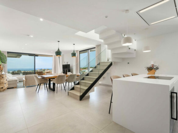 FOR SALE 🏡 Contemporary Duplex Penthouse with Private Rooftop Pool & Sea Views – Marbella East, Marbella
