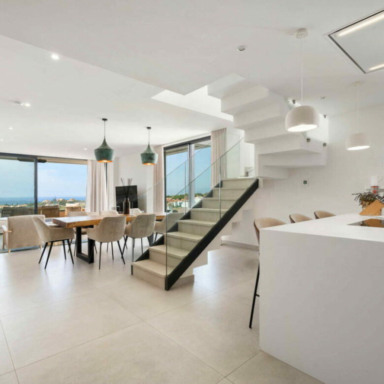 FOR SALE 🏡 Contemporary Duplex Penthouse with Private Rooftop Pool & Sea Views – Marbella East, Marbella