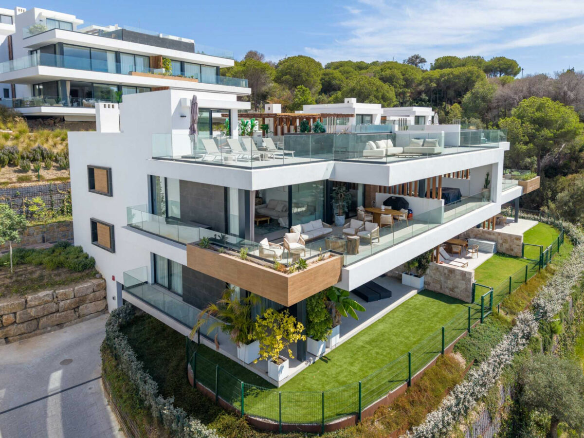 FOR SALE 🏡 Contemporary Duplex Penthouse with Private Rooftop Pool & Sea Views – Marbella East, Marbella