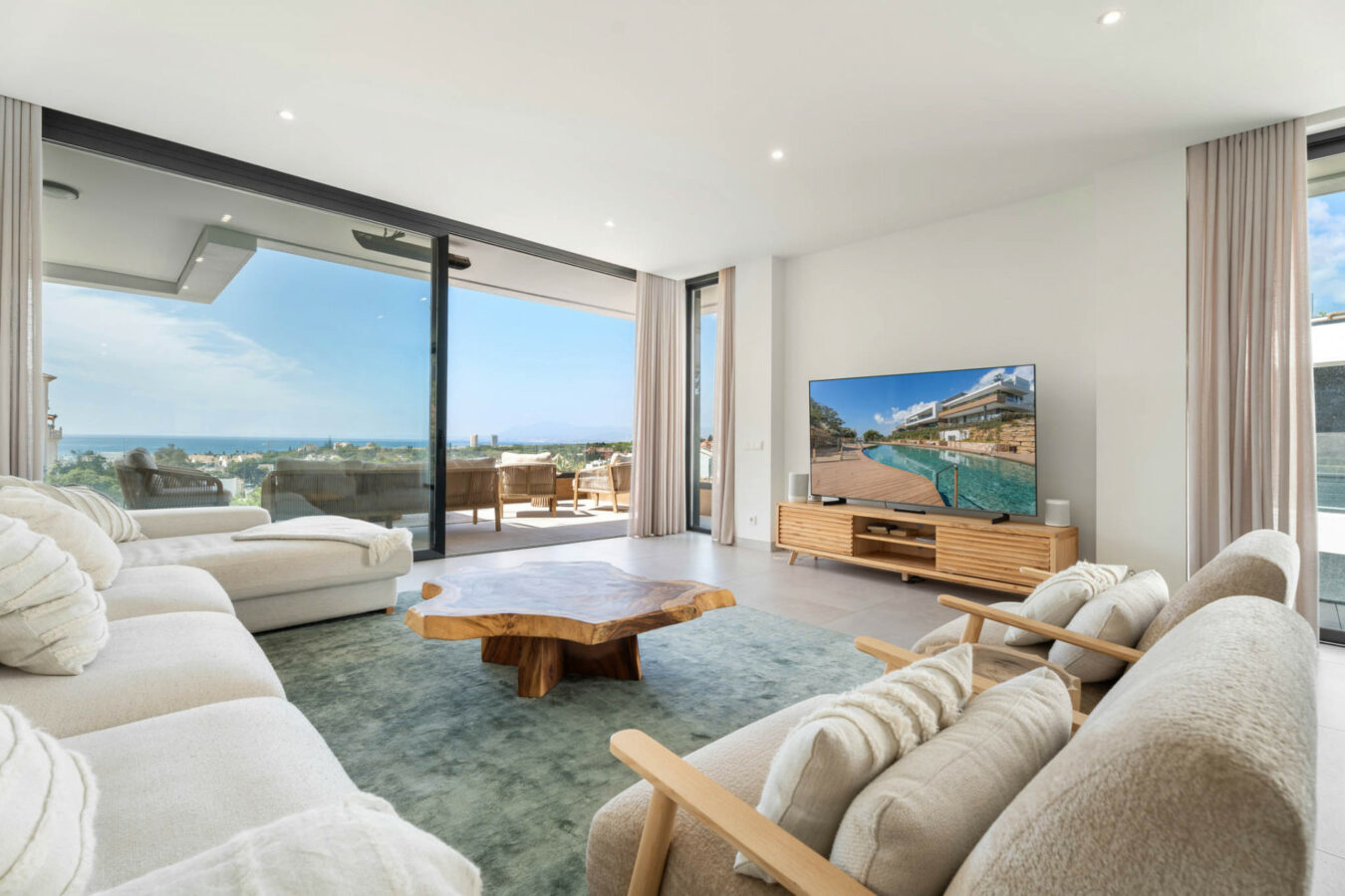 FOR SALE 🏡 Contemporary Duplex Penthouse with Private Rooftop Pool & Sea Views – Marbella East, Marbella