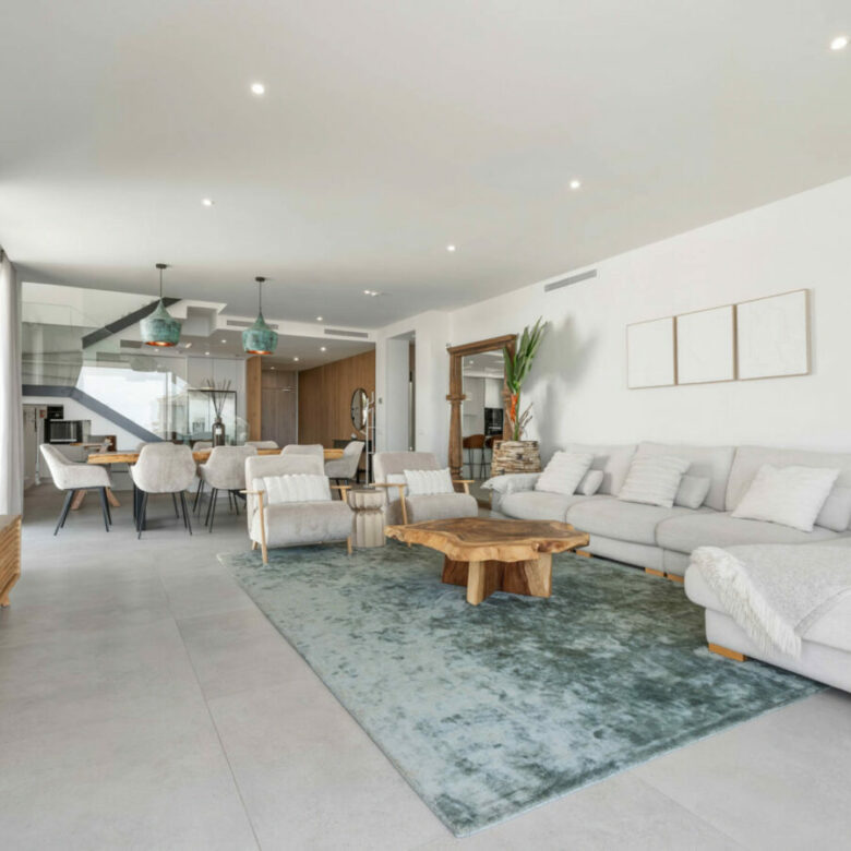 FOR SALE 🏡 Contemporary Duplex Penthouse with Private Rooftop Pool & Sea Views – Marbella East, Marbella