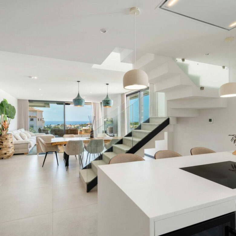 FOR SALE 🏡 Contemporary Duplex Penthouse with Private Rooftop Pool & Sea Views – Marbella East, Marbella