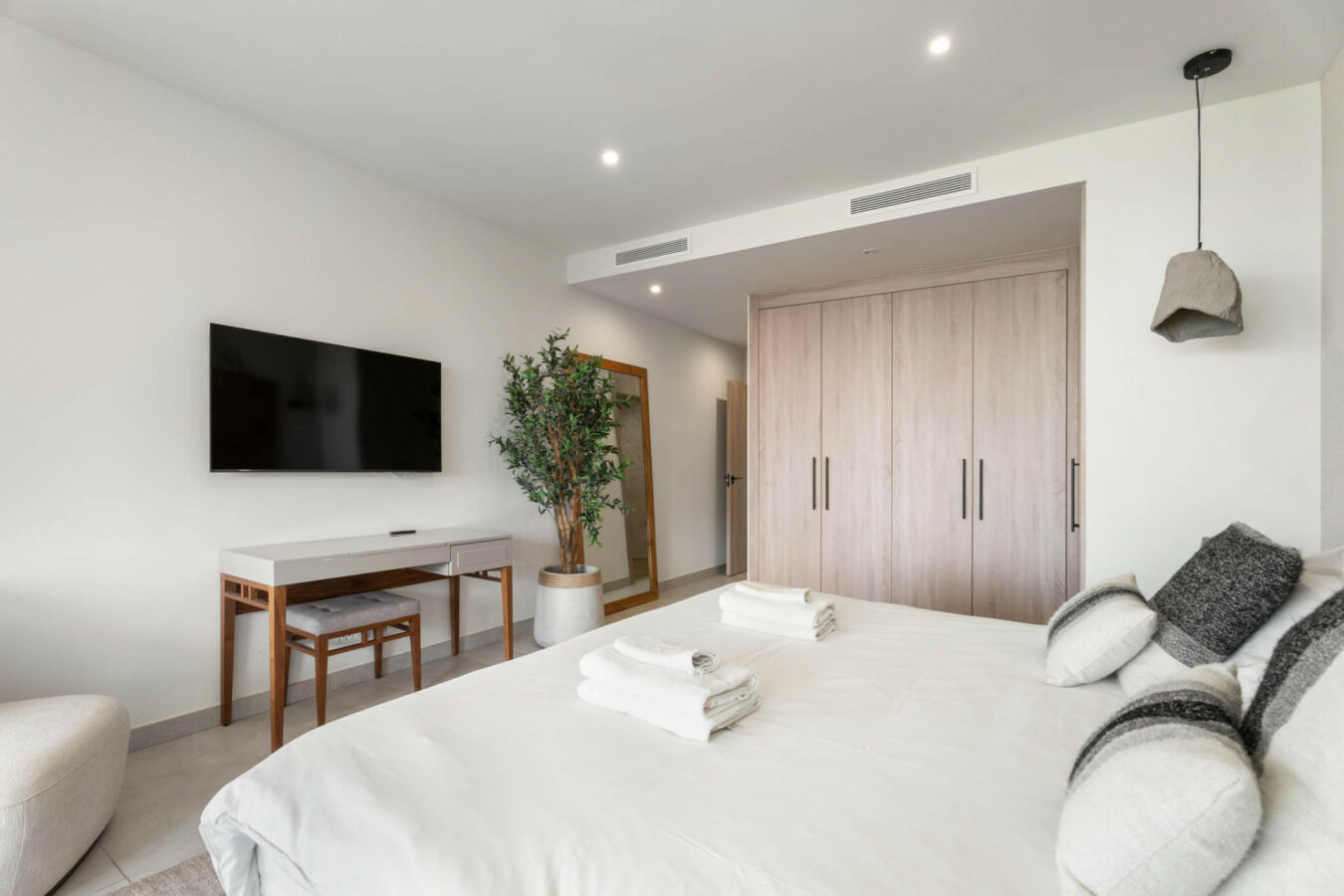 FOR SALE 🏡 Contemporary Duplex Penthouse with Private Rooftop Pool & Sea Views – Marbella East, Marbella