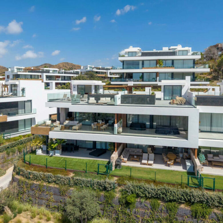 FOR SALE 🏡 Contemporary Duplex Penthouse with Private Rooftop Pool & Sea Views – Marbella East, Marbella