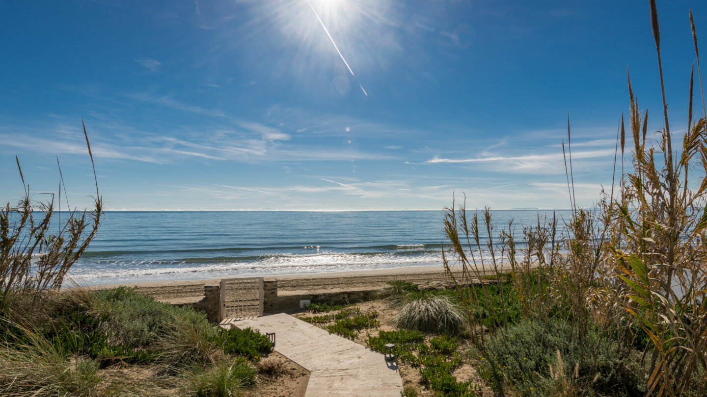 FOR SALE 🏡 Beachfront Villa with Direct Sand Access and Rooftop Wellness Deck – Costabella, Marbella