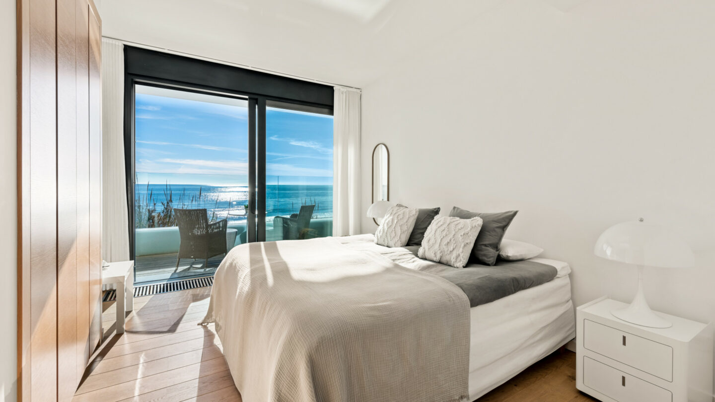 FOR SALE 🏡 Beachfront Villa with Direct Sand Access and Rooftop Wellness Deck – Costabella, Marbella