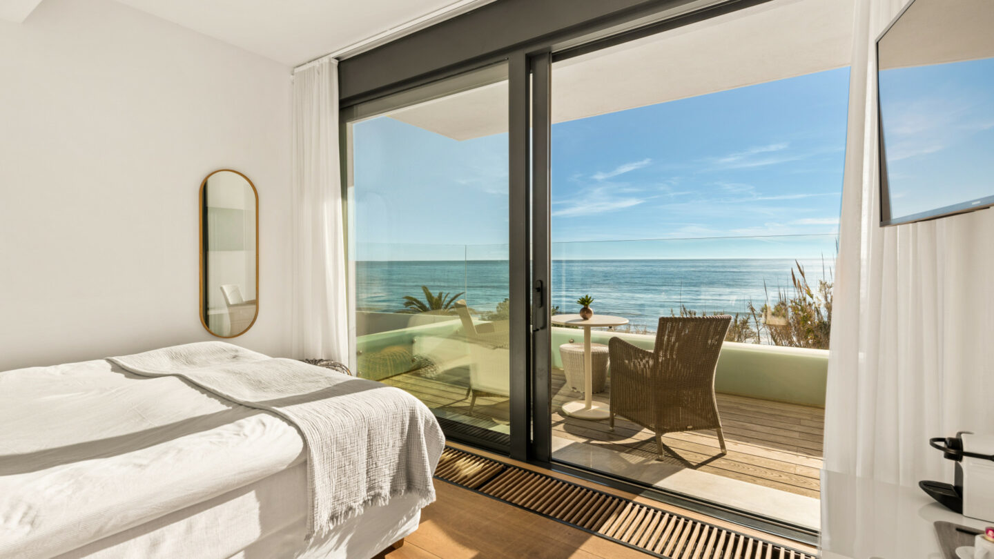 FOR SALE 🏡 Beachfront Villa with Direct Sand Access and Rooftop Wellness Deck – Costabella, Marbella