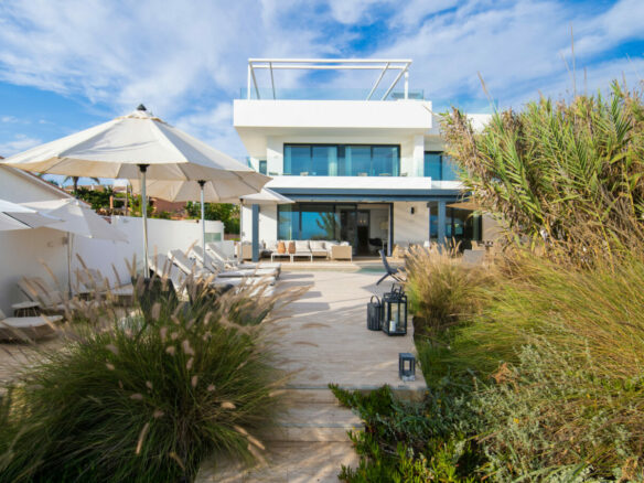 FOR SALE 🏡 Beachfront Villa with Direct Sand Access and Rooftop Wellness Deck – Costabella, Marbella