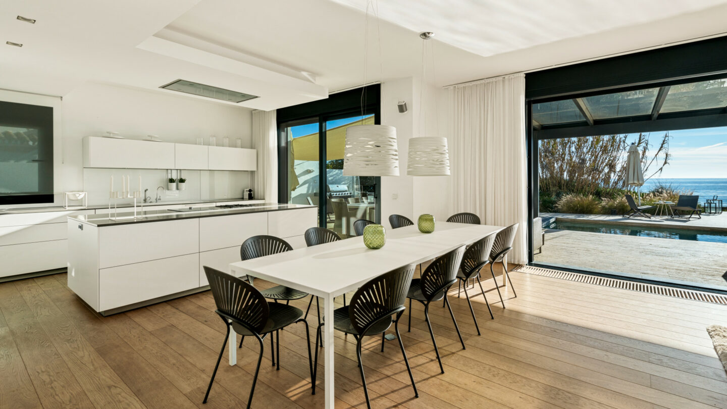 FOR SALE 🏡 Beachfront Villa with Direct Sand Access and Rooftop Wellness Deck – Costabella, Marbella