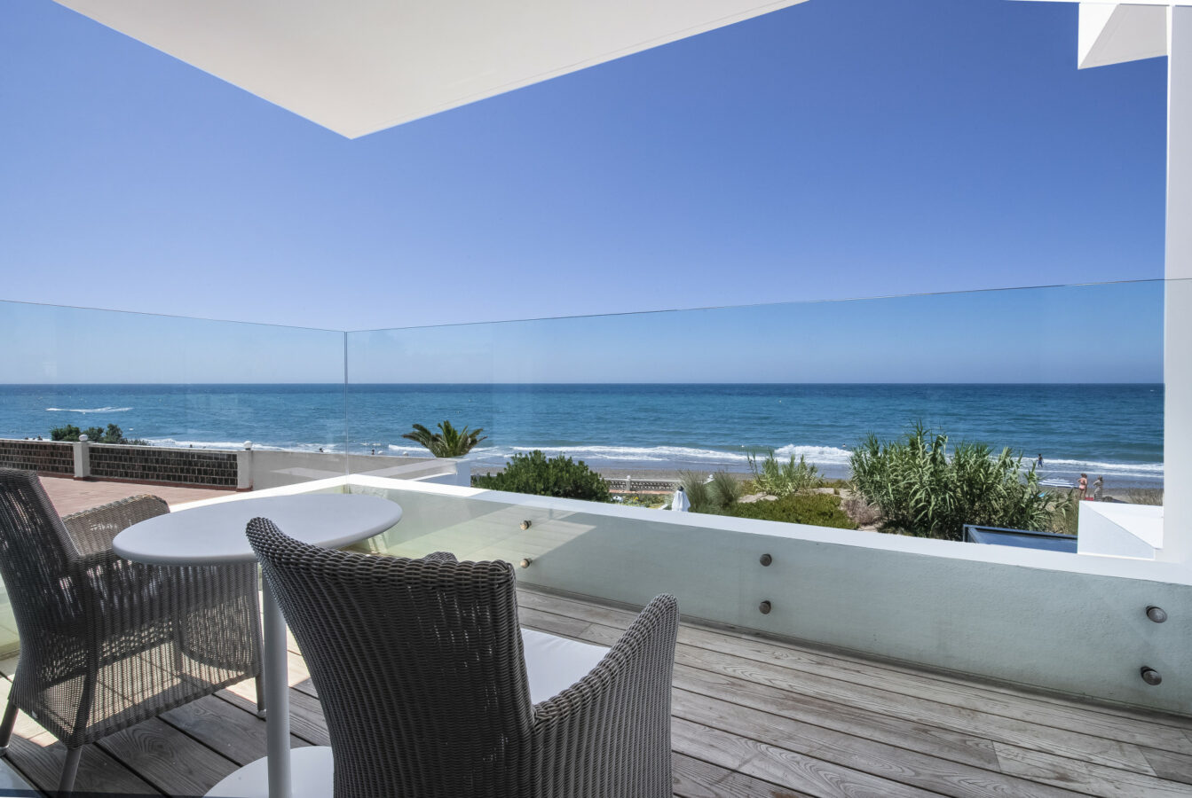 FOR SALE 🏡 Beachfront Villa with Direct Sand Access and Rooftop Wellness Deck – Costabella, Marbella