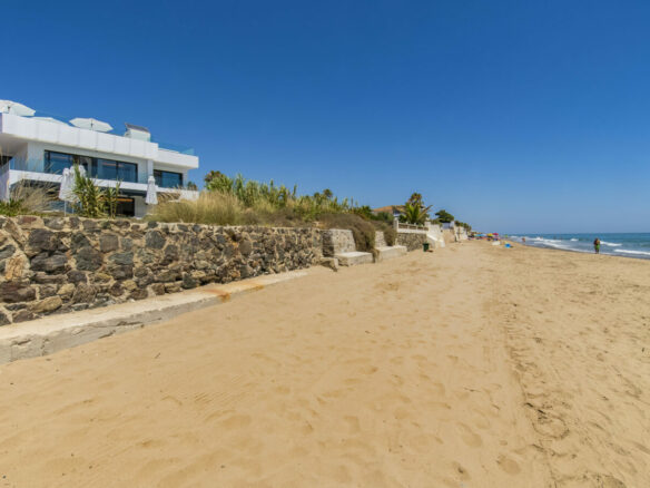FOR SALE 🏡 Beachfront Villa with Direct Sand Access and Rooftop Wellness Deck – Costabella, Marbella