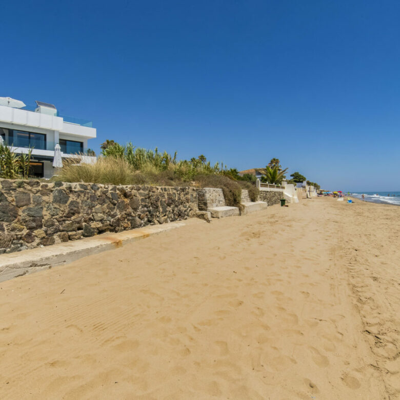 FOR SALE 🏡 Beachfront Villa with Direct Sand Access and Rooftop Wellness Deck – Costabella, Marbella