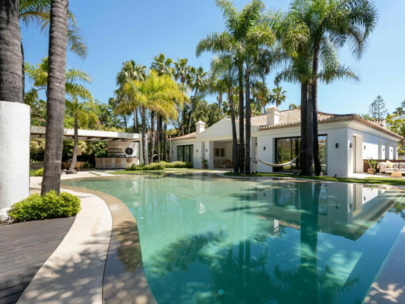 FOR SALE 🏡 Contemporary Golf Valley Villa with Indoor Wellness Spa, Cinema & Lagoon Pool – Nueva Andalucía, Marbella