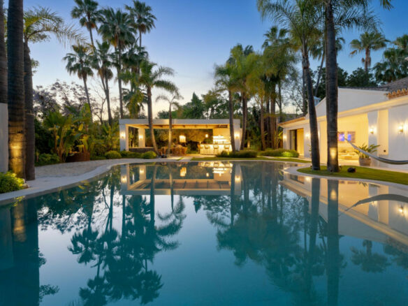 FOR SALE 🏡 Contemporary Golf Valley Villa with Indoor Wellness Spa, Cinema & Lagoon Pool – Nueva Andalucía, Marbella
