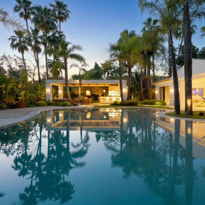 FOR SALE 🏡 Contemporary Golf Valley Villa with Indoor Wellness Spa, Cinema & Lagoon Pool – Nueva Andalucía, Marbella
