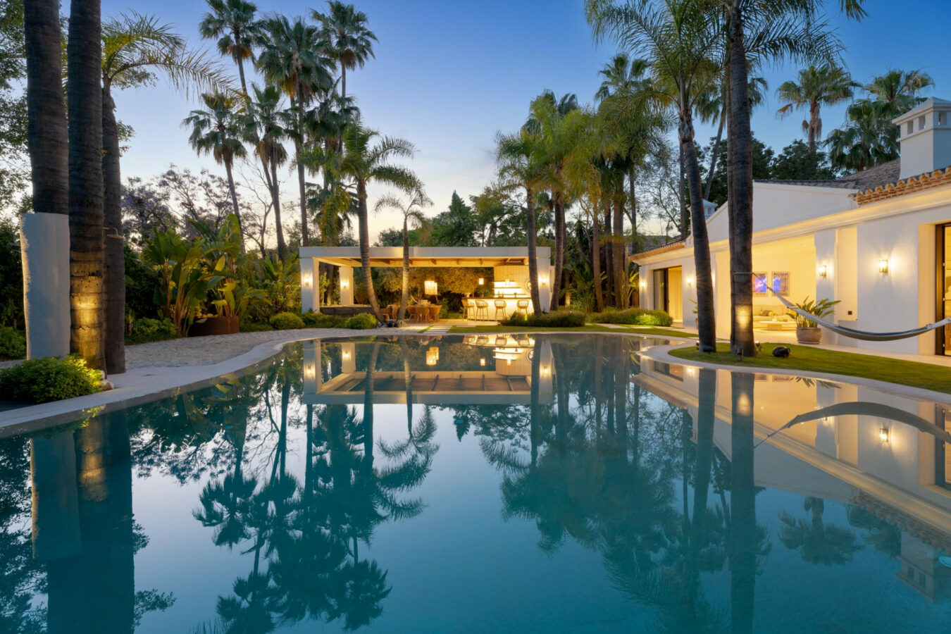 FOR SALE 🏡 Contemporary Golf Valley Villa with Indoor Wellness Spa, Cinema & Lagoon Pool – Nueva Andalucía, Marbella