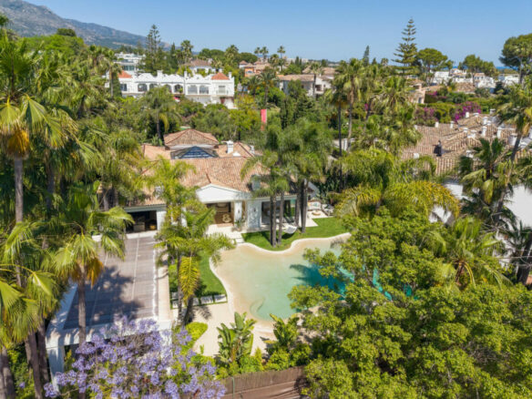 FOR SALE 🏡 Contemporary Golf Valley Villa with Indoor Wellness Spa, Cinema & Lagoon Pool – Nueva Andalucía, Marbella
