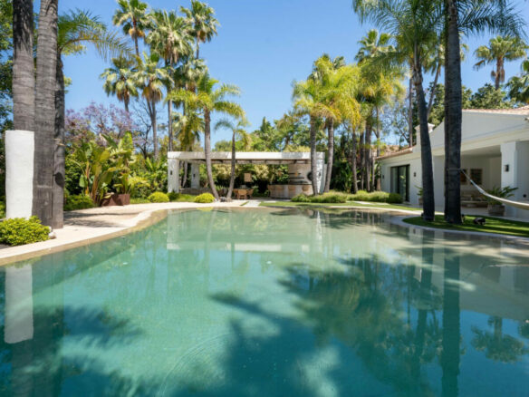 FOR SALE 🏡 Contemporary Golf Valley Villa with Indoor Wellness Spa, Cinema & Lagoon Pool – Nueva Andalucía, Marbella