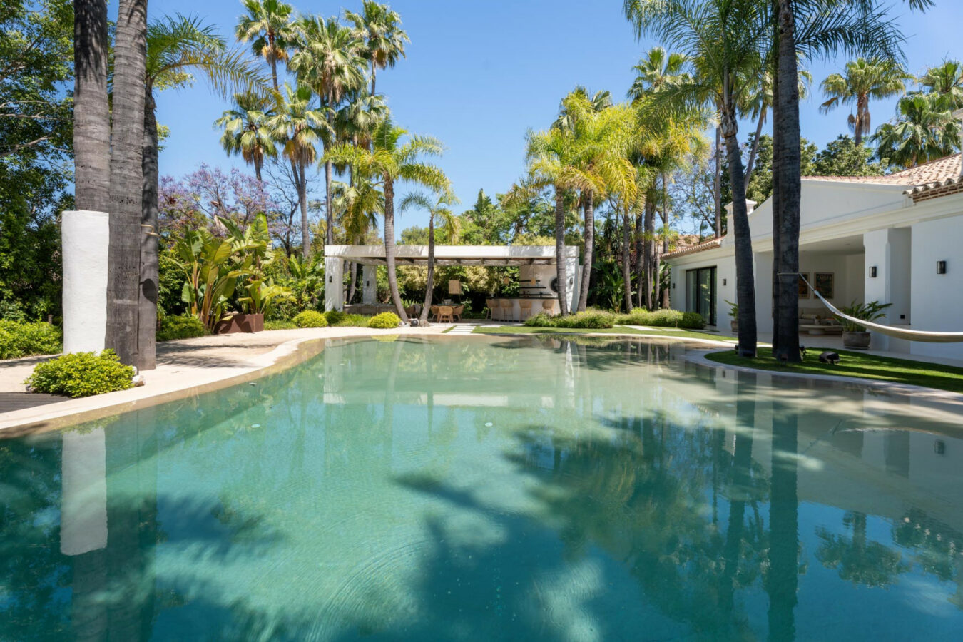 FOR SALE 🏡 Contemporary Golf Valley Villa with Indoor Wellness Spa, Cinema & Lagoon Pool – Nueva Andalucía, Marbella