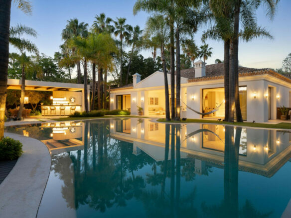 FOR SALE 🏡 Contemporary Golf Valley Villa with Indoor Wellness Spa, Cinema & Lagoon Pool – Nueva Andalucía, Marbella