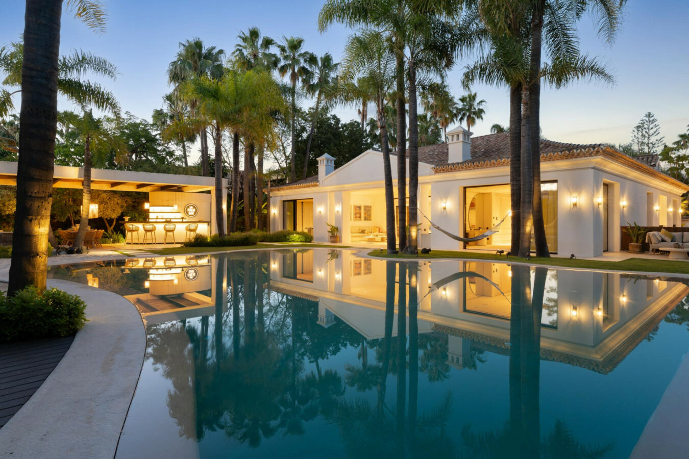 FOR SALE 🏡 Contemporary Golf Valley Villa with Indoor Wellness Spa, Cinema & Lagoon Pool – Nueva Andalucía, Marbella