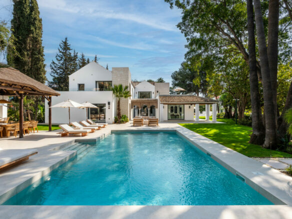 FOR SALE 🏡 Contemporary Golf Valley Villa with Spa, Cinema and Panoramic Views – Las Brisas, Nueva Andalucía