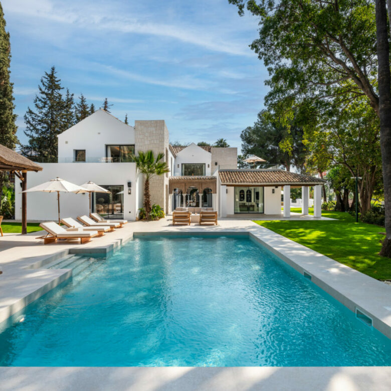 FOR SALE 🏡 Contemporary Golf Valley Villa with Spa, Cinema and Panoramic Views – Las Brisas, Nueva Andalucía