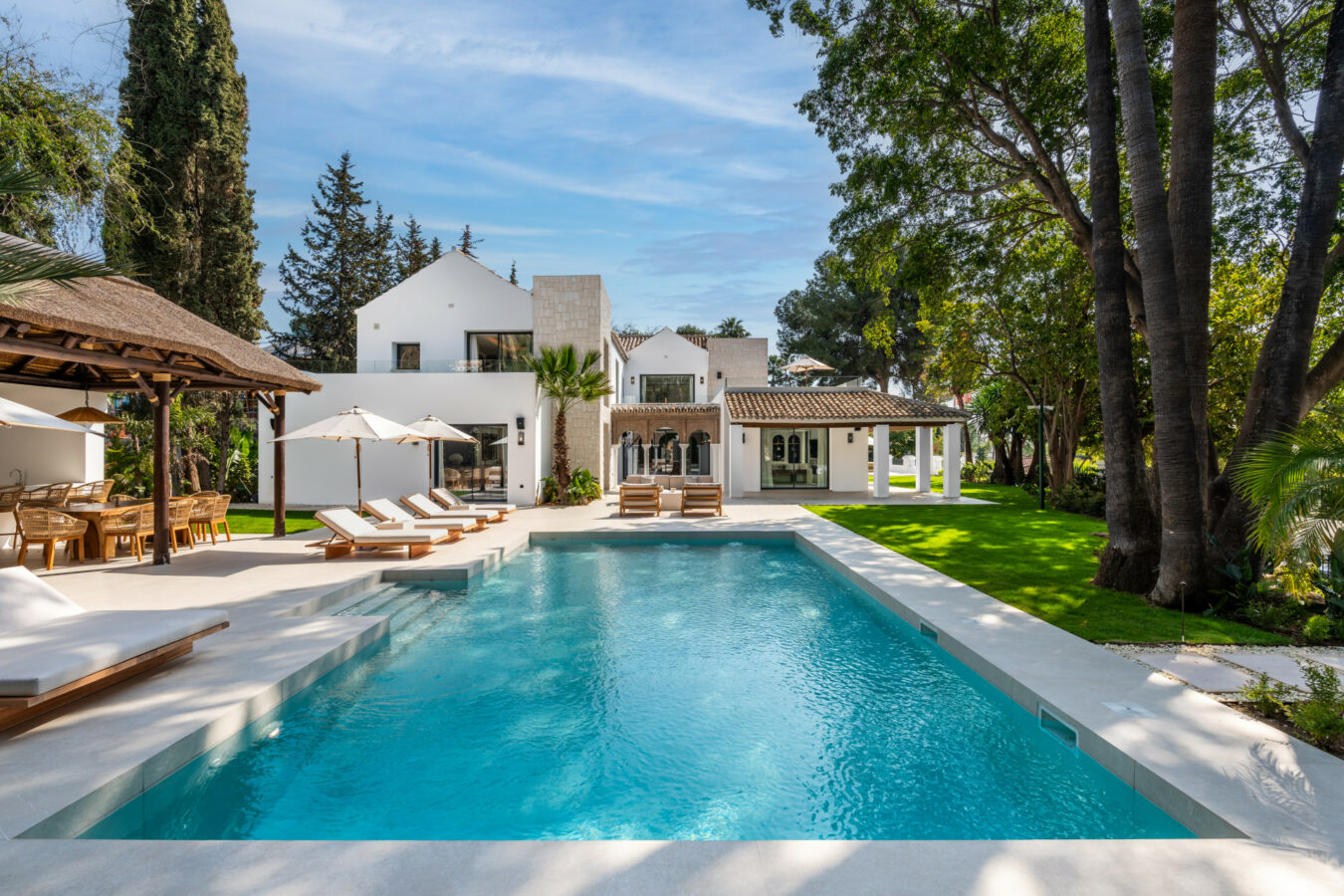 FOR SALE 🏡 Contemporary Golf Valley Villa with Spa, Cinema and Panoramic Views – Las Brisas, Nueva Andalucía