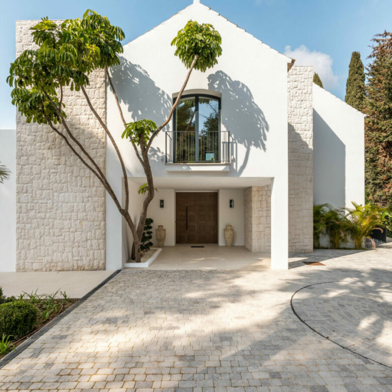 FOR SALE 🏡 Contemporary Golf Valley Villa with Spa, Cinema and Panoramic Views – Las Brisas, Nueva Andalucía