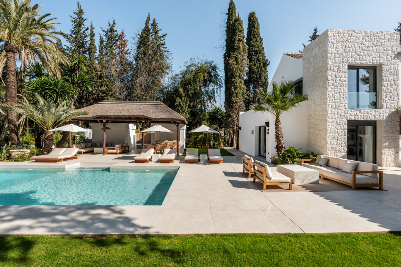 FOR SALE 🏡 Contemporary Golf Valley Villa with Spa, Cinema and Panoramic Views – Las Brisas, Nueva Andalucía