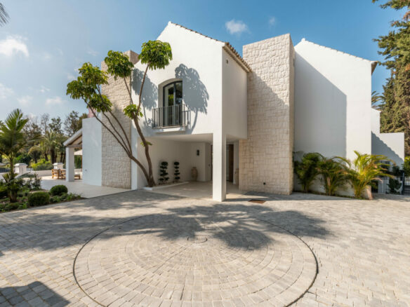FOR SALE 🏡 Contemporary Golf Valley Villa with Spa, Cinema and Panoramic Views – Las Brisas, Nueva Andalucía
