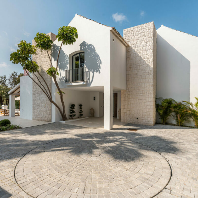 FOR SALE 🏡 Contemporary Golf Valley Villa with Spa, Cinema and Panoramic Views – Las Brisas, Nueva Andalucía