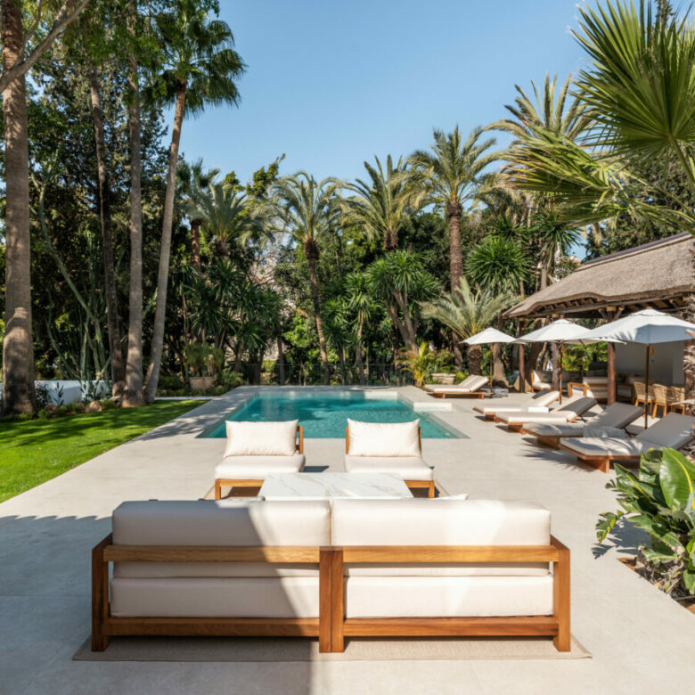 FOR SALE 🏡 Contemporary Golf Valley Villa with Spa, Cinema and Panoramic Views – Las Brisas, Nueva Andalucía