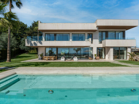 FOR SALE 🏡 Contemporary Five-Bedroom Villa with Sea Views and Private Pool – El Olivar, Málaga