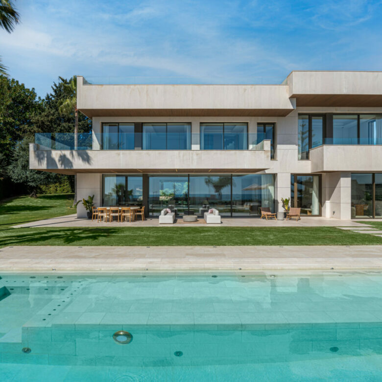 FOR SALE 🏡 Contemporary Five-Bedroom Villa with Sea Views and Private Pool – El Olivar, Málaga