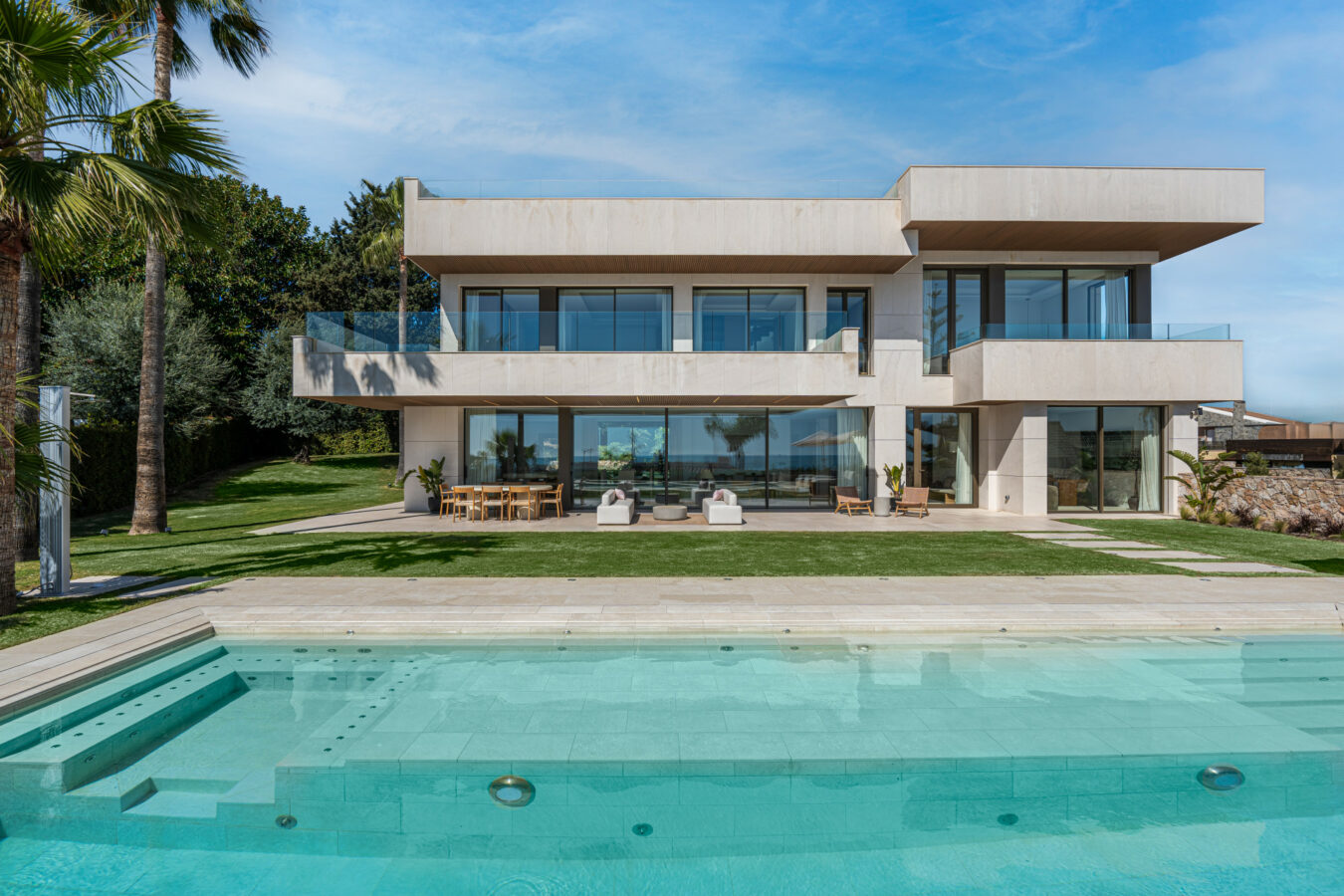 FOR SALE 🏡 Contemporary Five-Bedroom Villa with Sea Views and Private Pool – El Olivar, Málaga