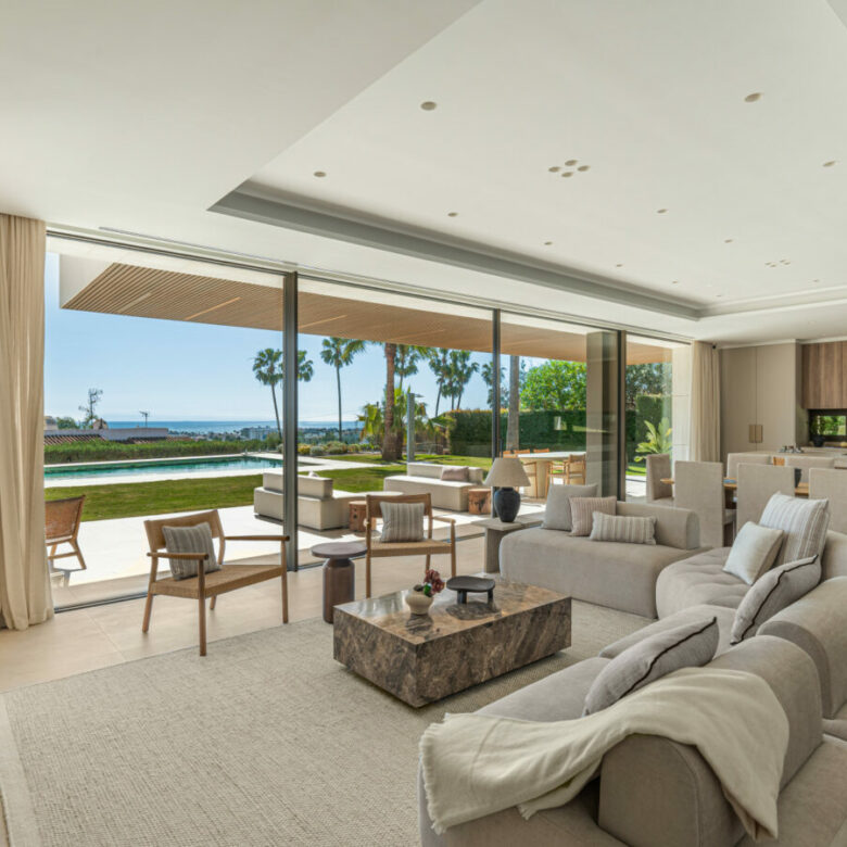 FOR SALE 🏡 Contemporary Five-Bedroom Villa with Sea Views and Private Pool – El Olivar, Málaga