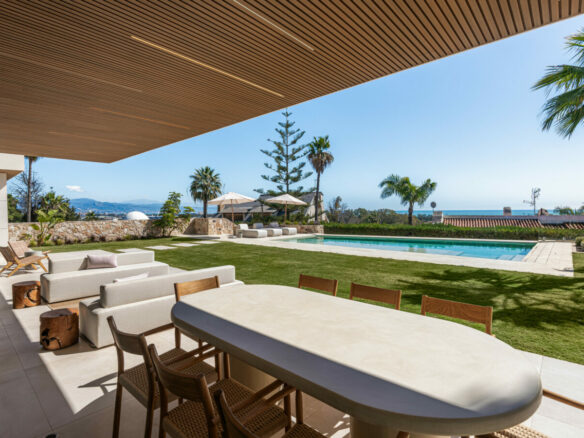 FOR SALE 🏡 Contemporary Five-Bedroom Villa with Sea Views and Private Pool – El Olivar, Málaga