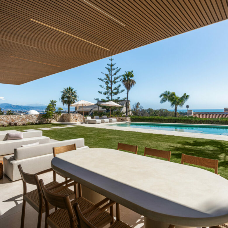 FOR SALE 🏡 Contemporary Five-Bedroom Villa with Sea Views and Private Pool – El Olivar, Málaga