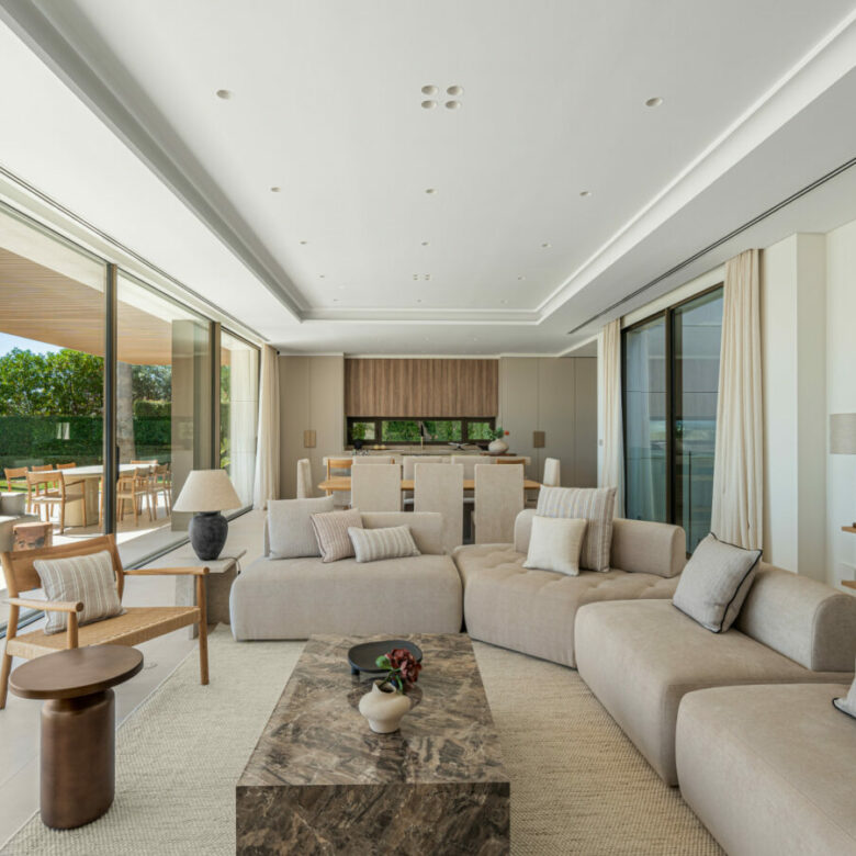 FOR SALE 🏡 Contemporary Five-Bedroom Villa with Sea Views and Private Pool – El Olivar, Málaga