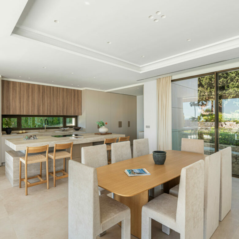 FOR SALE 🏡 Contemporary Five-Bedroom Villa with Sea Views and Private Pool – El Olivar, Málaga