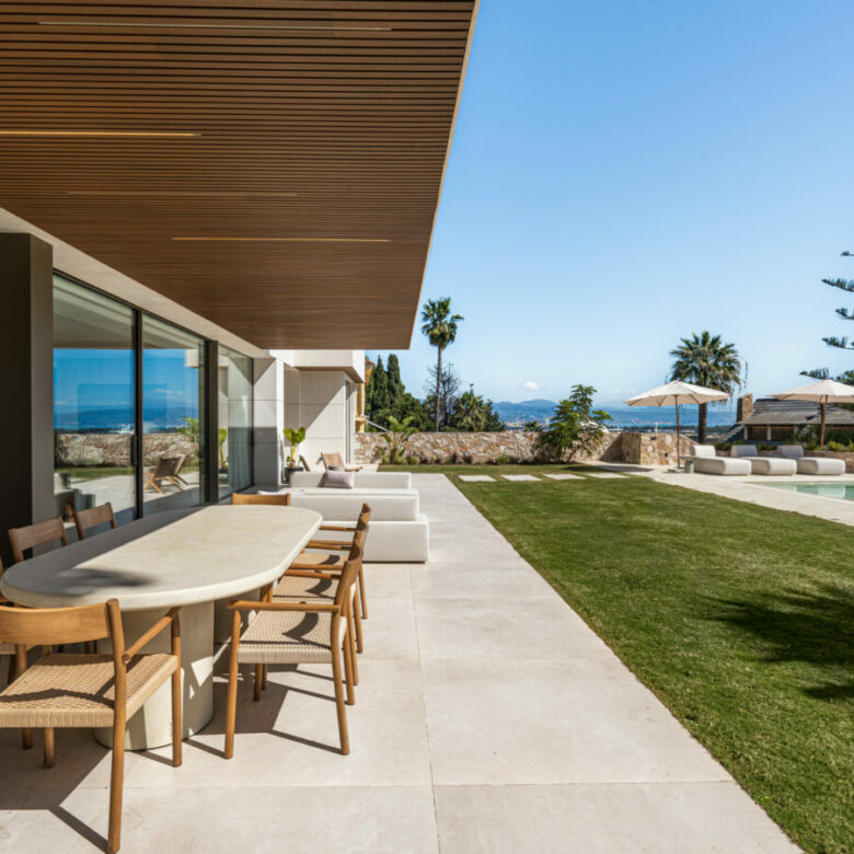 FOR SALE 🏡 Contemporary Five-Bedroom Villa with Sea Views and Private Pool – El Olivar, Málaga