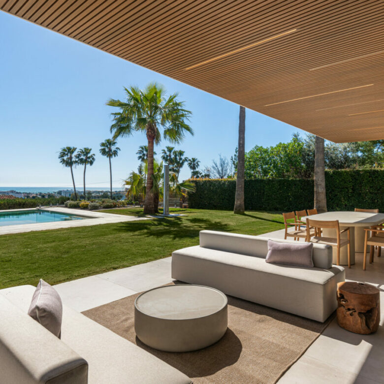 FOR SALE 🏡 Contemporary Five-Bedroom Villa with Sea Views and Private Pool – El Olivar, Málaga